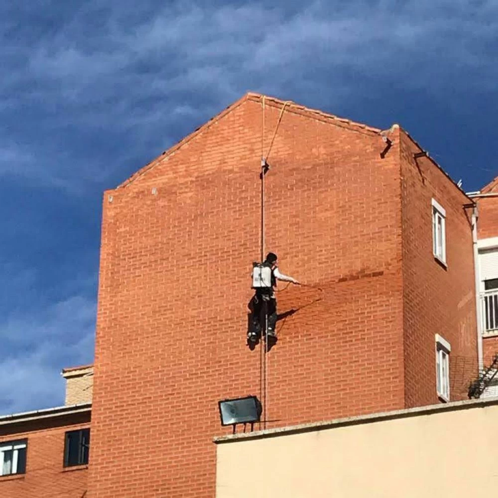 Aplicación de hidrófugo en ladrillo caravista en Miguel Delibes, 2, Palencia